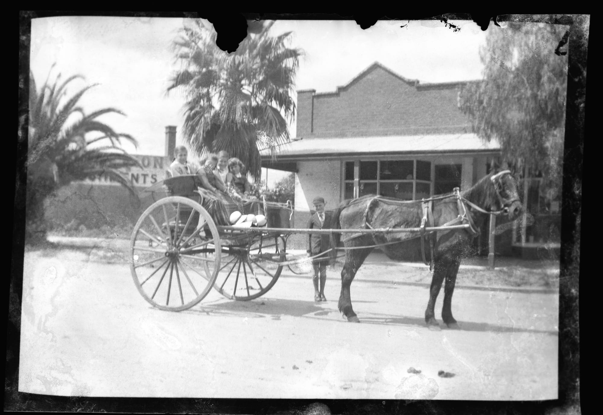 Does this look familiar?.. If you recognise any of the people or places in this photo, let us know. 

