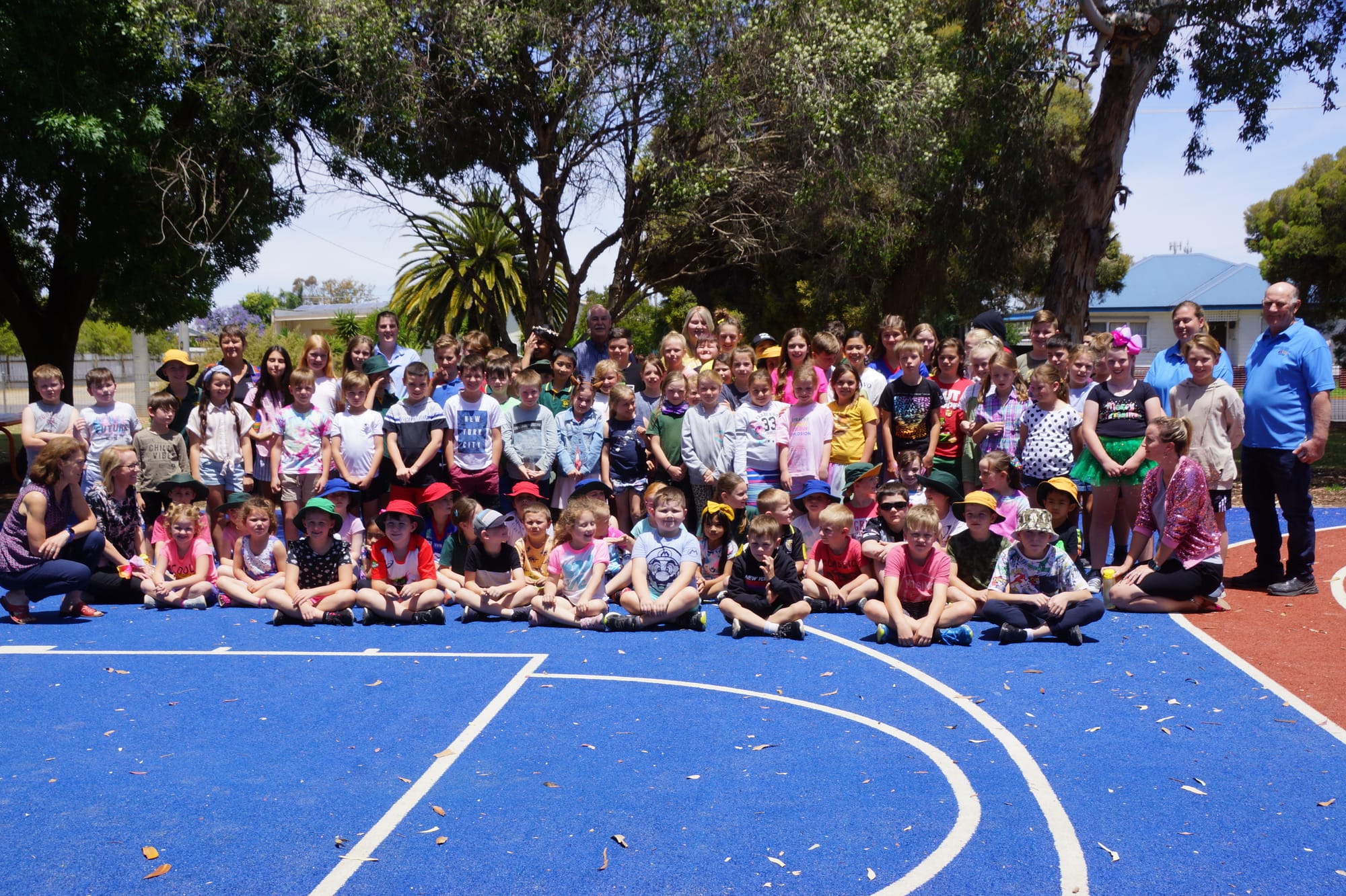Feel Good Friday ... Strathy PS staff and students community, with the Feel Good Association’s Julie Conway and John Padman at far right in blue shirts, embraced the chance to help the community.