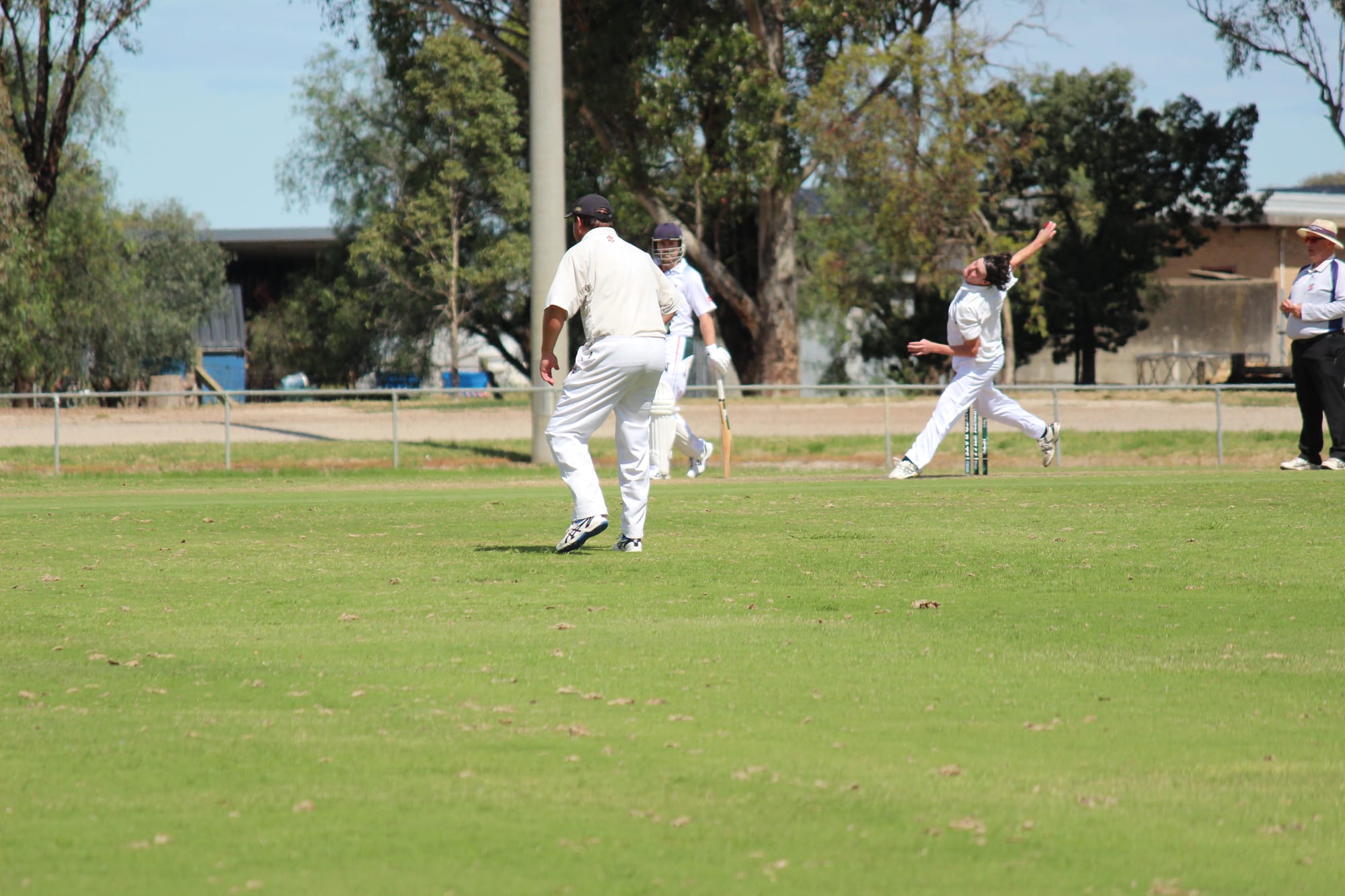 Steaming in... Matt Cline runs in to bowl, with Jahlan Lau waiting in the covers.

