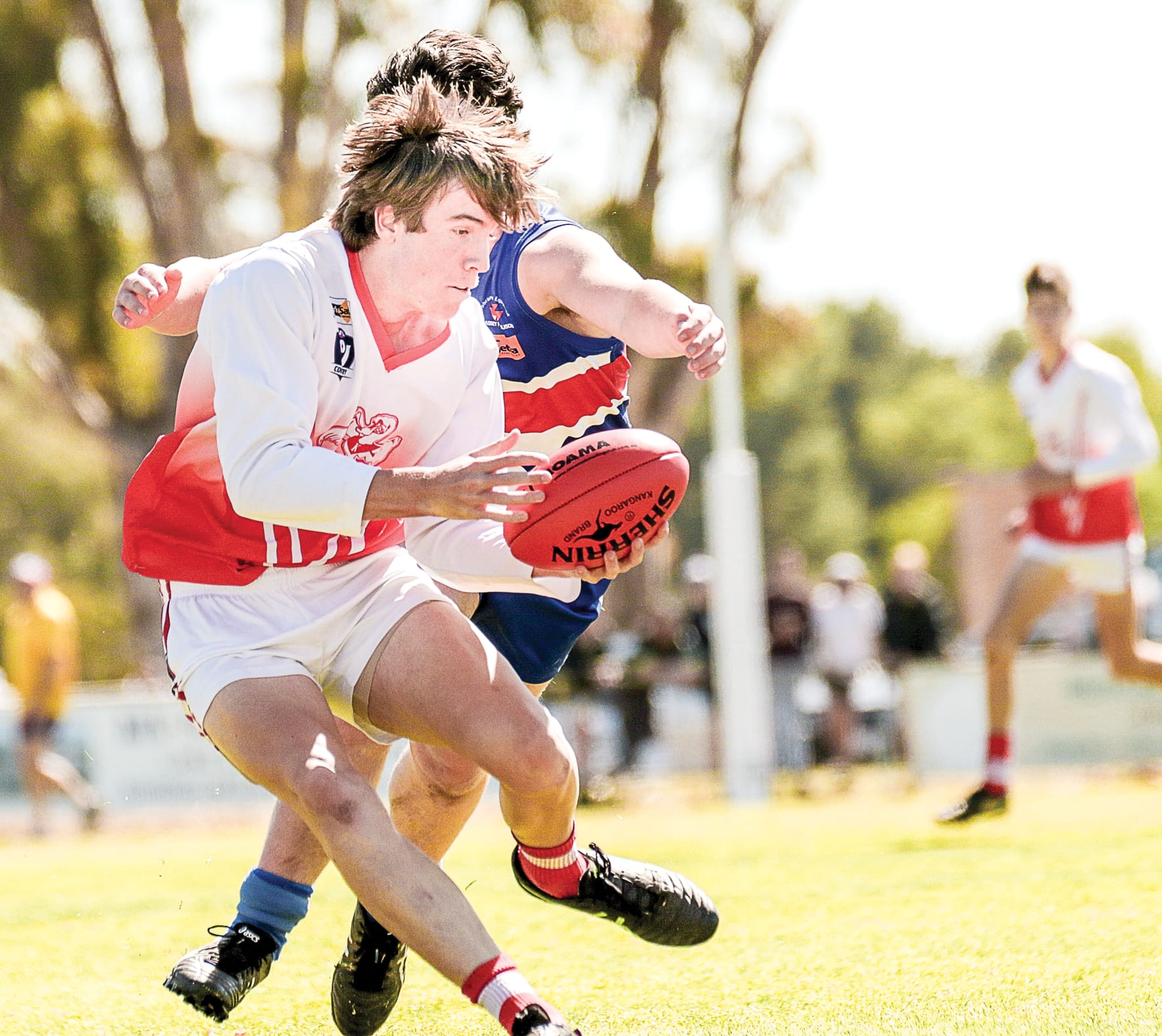 Hot on your tail... Bailey Smith about to go down
Photo by Bruce McKean