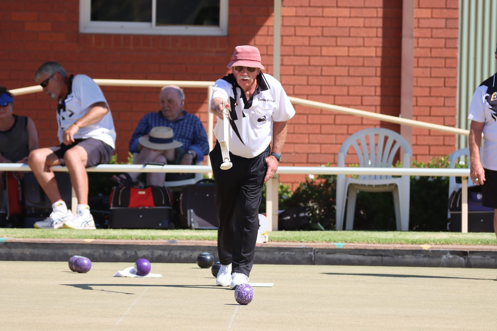 Straight arm ... Ray Hill playing third for Trevor Hosie in Wunghnu’s dominant division one win over Numurkah Golf on Saturday.